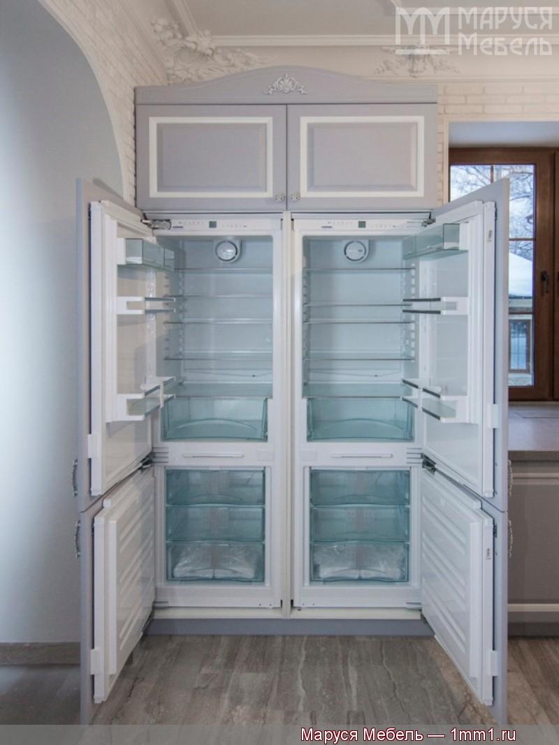 Серо белая кухня: Шкаф с антресолью над холодильниками