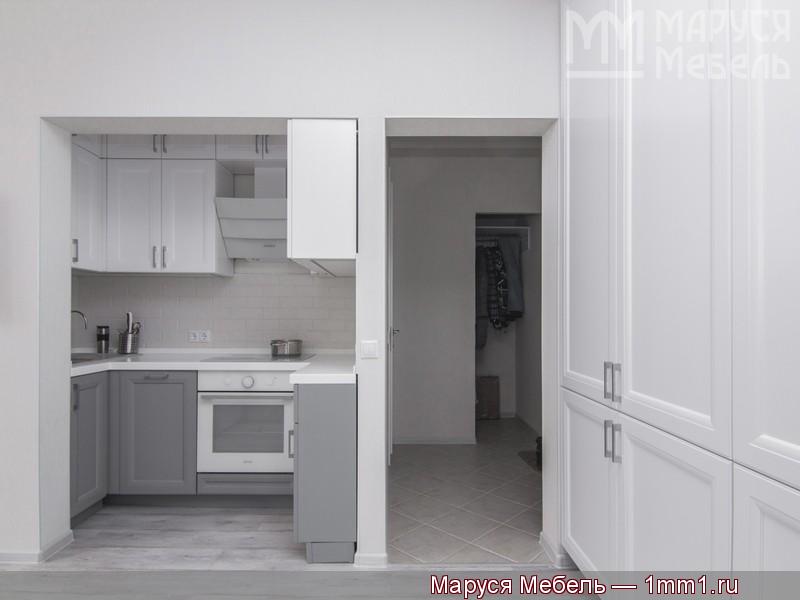 Кухня белый верх серый низ: Серо-белая кухня гостиная в интерьере
