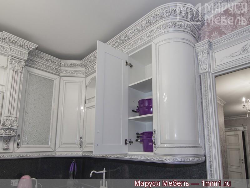 Резная белая кухня: Гнутый шкаф с закруглённым и прямым фасадами