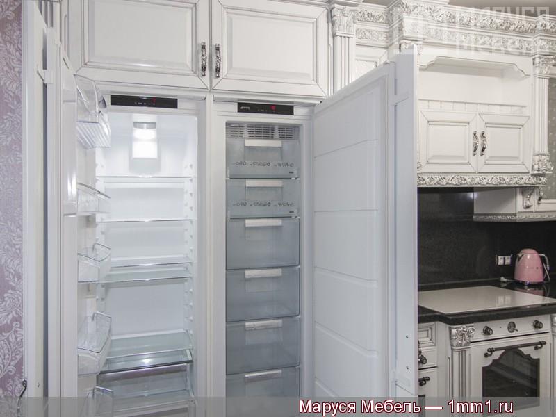 Резная белая кухня: Холодильник side-by-side