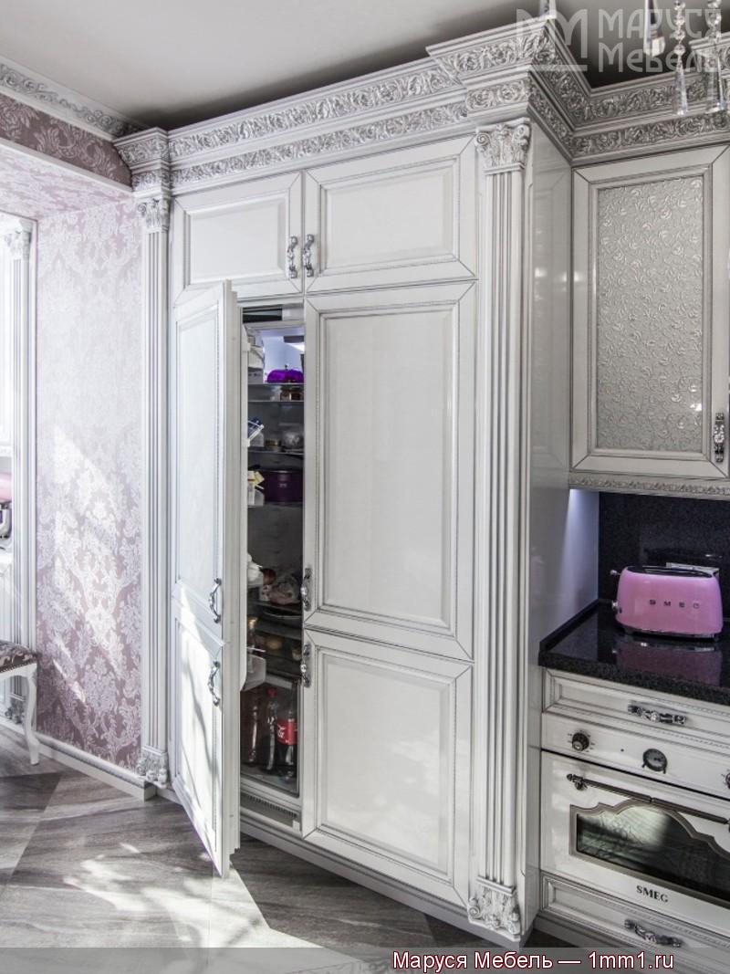 Резная белая кухня: Холодильники в кухонных шкафах