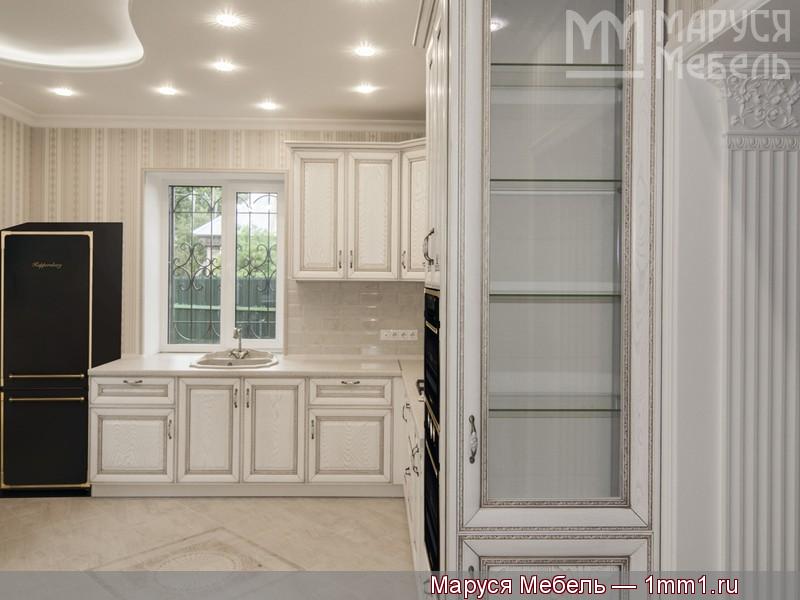 Белая кухня массив с патиной: Кухня с холодильником Куперсберг