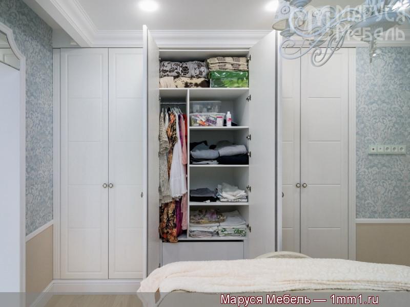 Белые деревянные шкафы в спальню: Большой ящик для белья, полки, отделение для длинной одежды