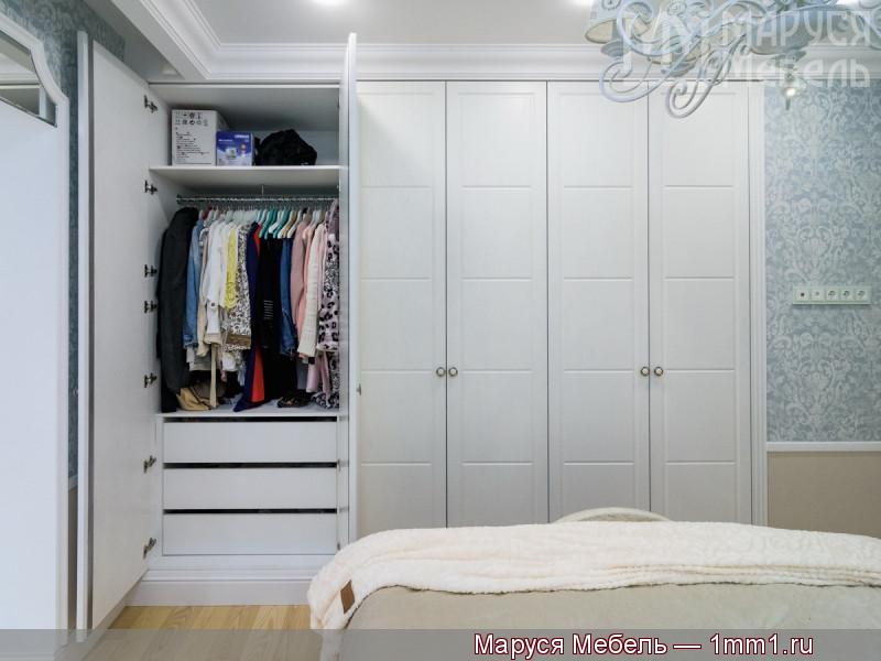 Белые деревянные шкафы в спальню: Ящики, вешалка для короткой одежды, полка