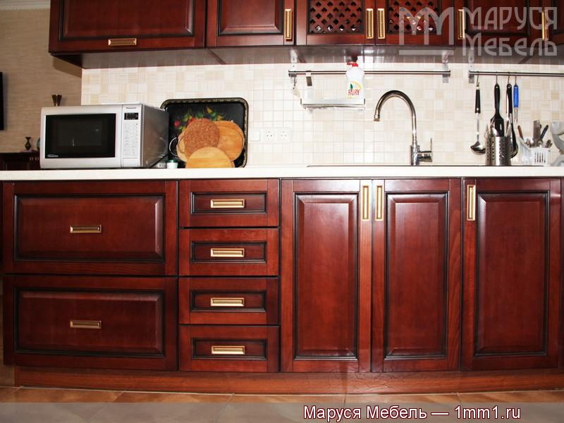 Кухня вишнёвого цвета: Столы с удобными ящиками разных размеров.