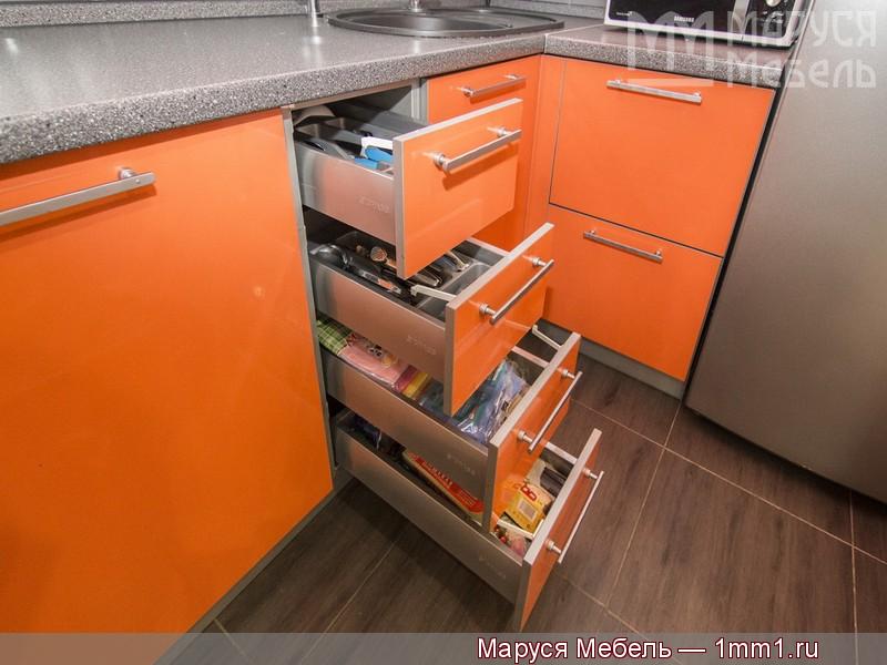 Серо оранжевая кухня: Выкатные ящики