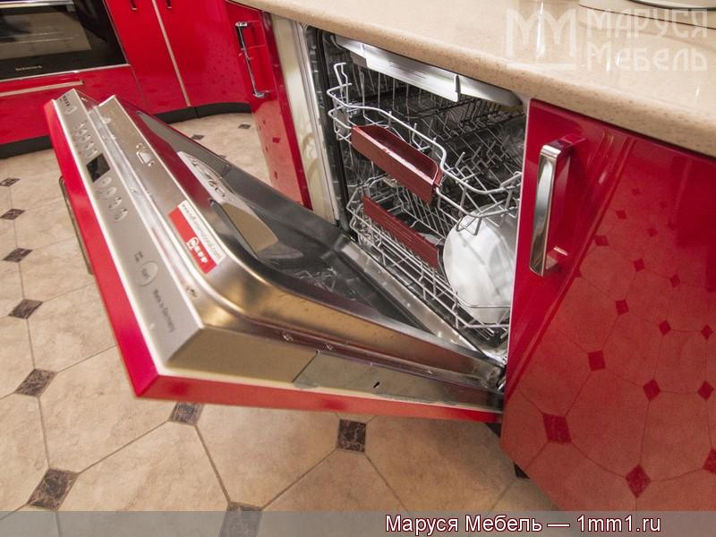 Маленькая красная кухня: Посудомоечная машина Neff