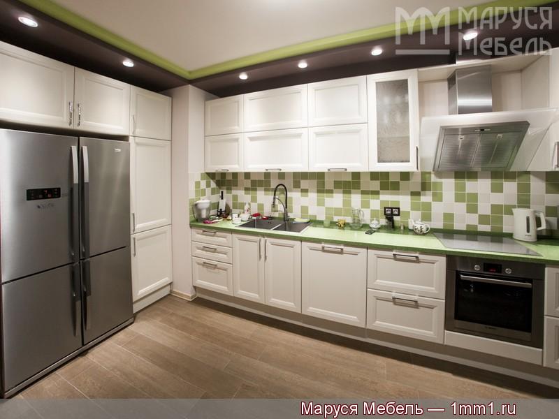 Современная кухня гостиная: Холодильник side-by-side на кухне