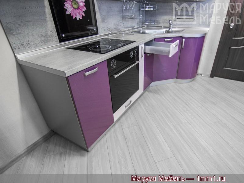Кухня фиолетовых тонов: Ящик с доводчиком для столовых приборов