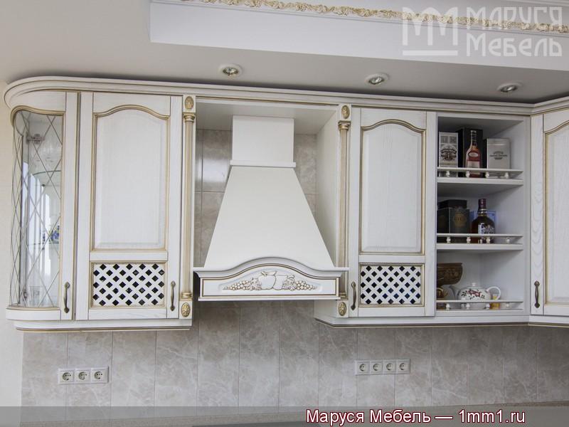 Классическая белая кухня: Красивая вытяжка, комбинированные фасады, вставки, витражи