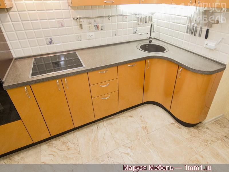 Оранжевая угловая кухня: Столешница Hi-Macs G063 Allspice Quaetz