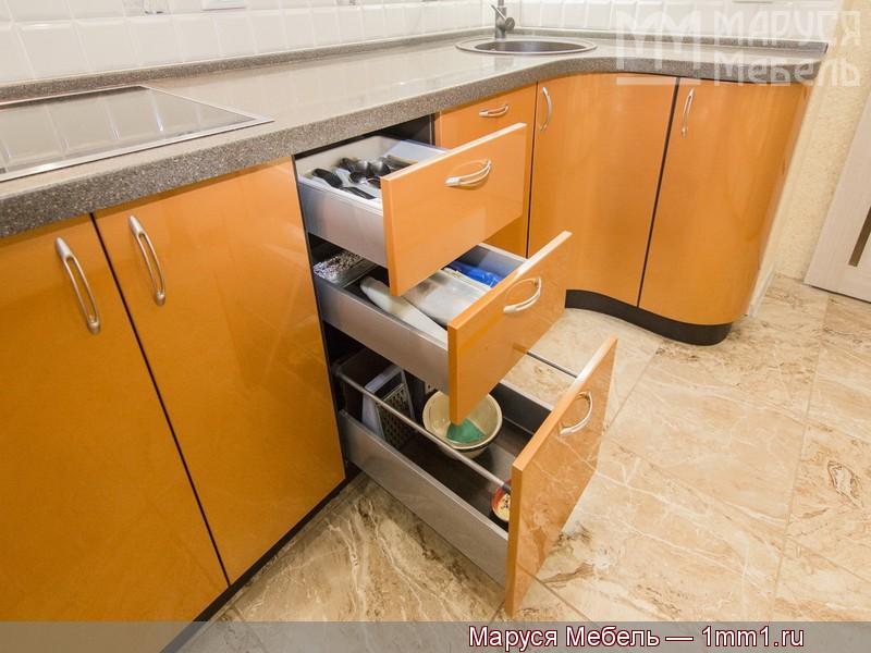 Оранжевая угловая кухня: Ящики с доводчиками разной высоты