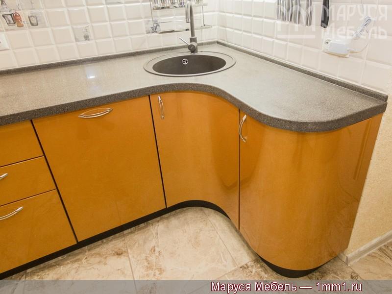 Оранжевая угловая кухня: Гнутые нижние фасады