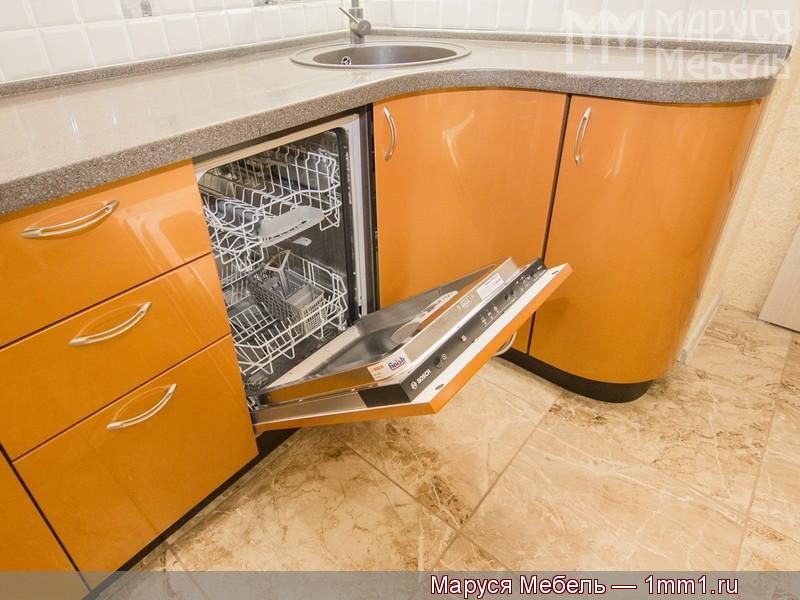 Оранжевая угловая кухня: Встроенная посудомоечная машина 45 см Bosch