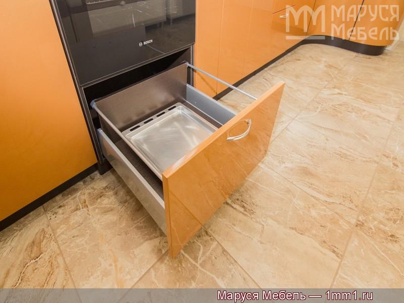 Оранжевая угловая кухня: Глубокий ящик под духовкой