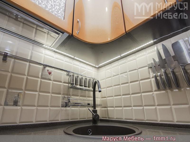 Оранжевая угловая кухня: Диодная подсветка под шкафами