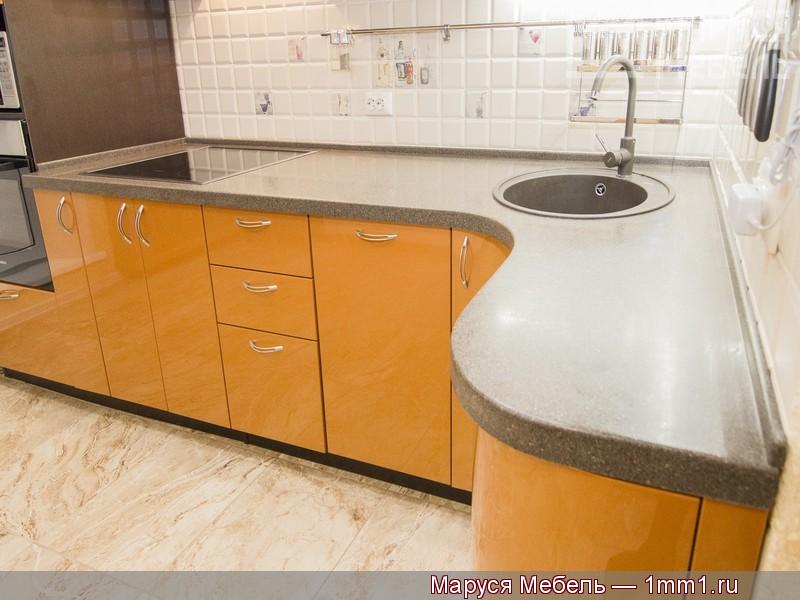 Оранжевая угловая кухня: Столешница Hi-Macs G063 Allspice Quaetz 2