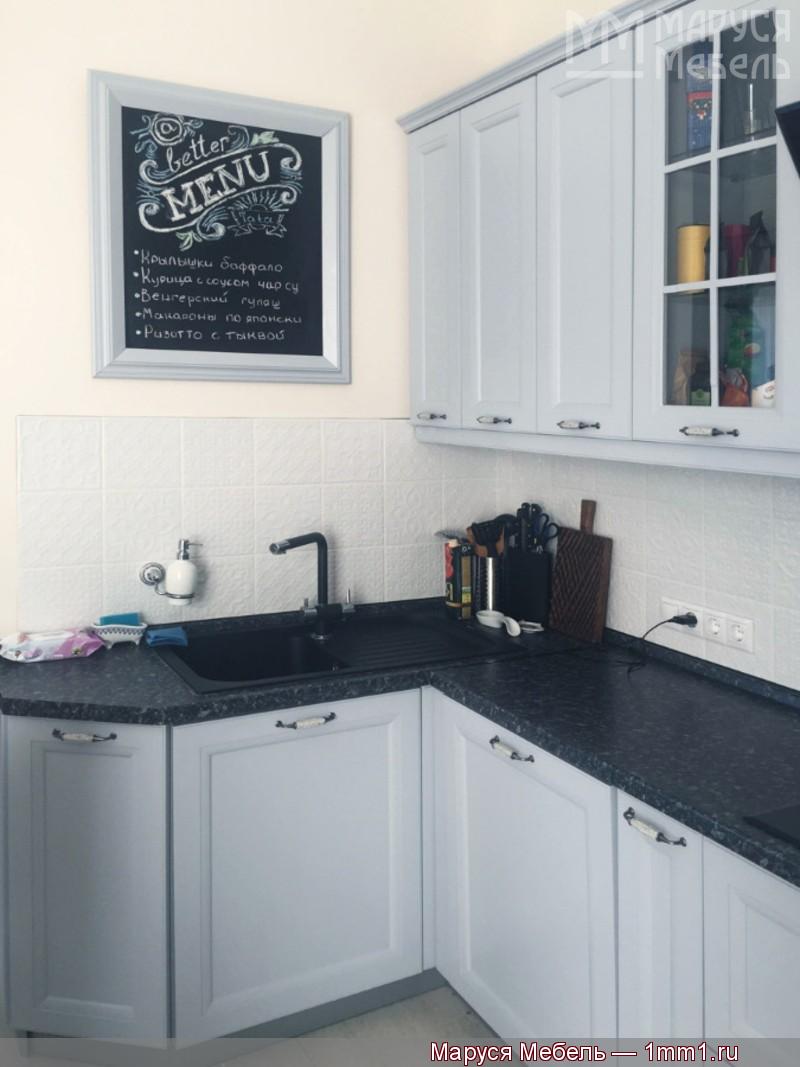 Кухня серых тонов: Доска на кухню на стену