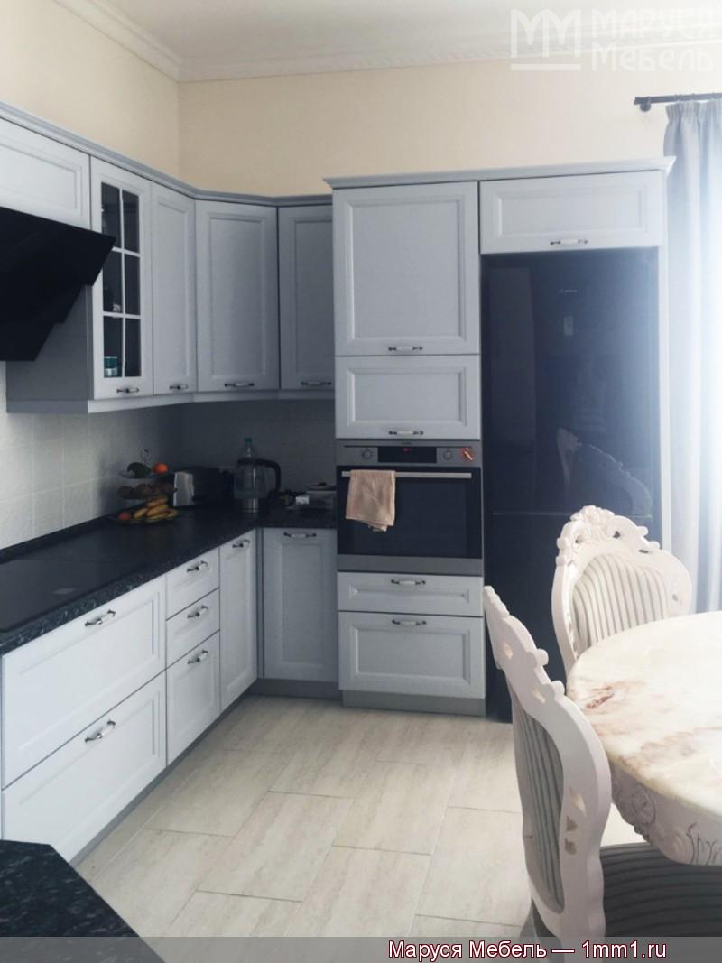 Кухня серых тонов: Холодильник чёрного цвета