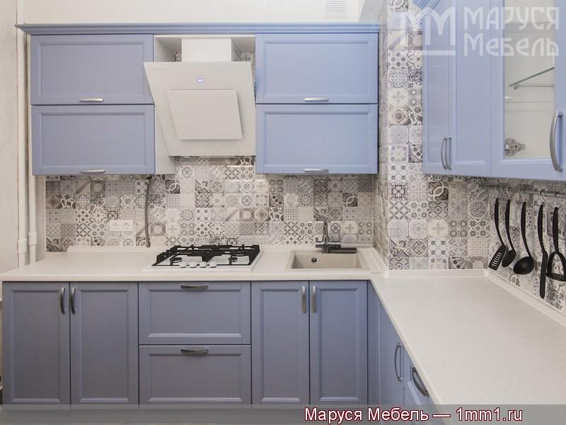 Интерьер голубой кухни: Дизайн голубой кухни с вытяжкой