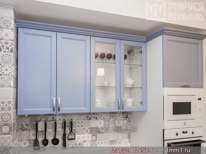 Интерьер голубой кухни: Шкафы Кантри глухие и витрины