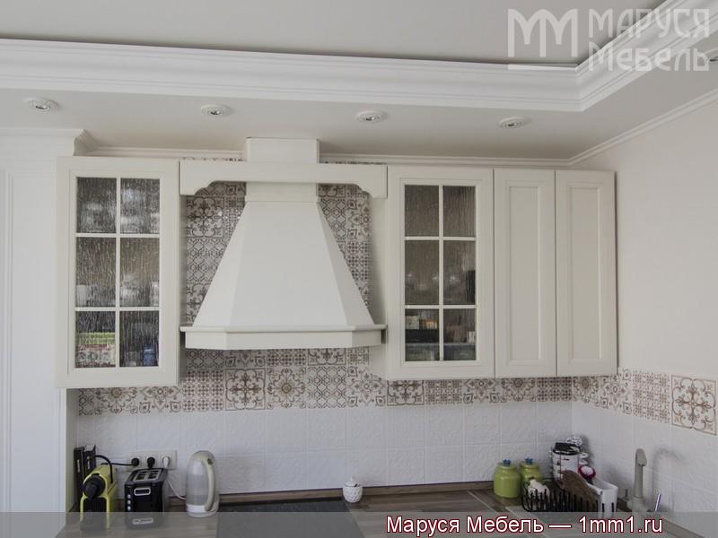 Маленькая белая кухня: Стёкла в кухонных фасадах