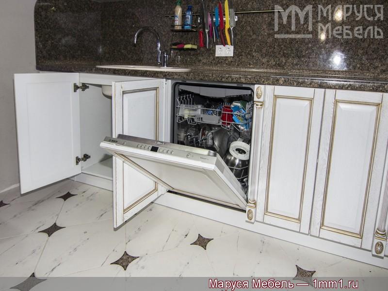Кухня белая классика: Встроенная посудомоечная машина