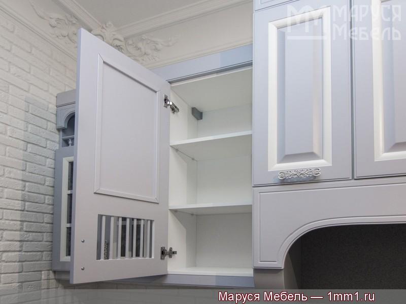 Серо белая кухня: Шкаф с балясинами внутри