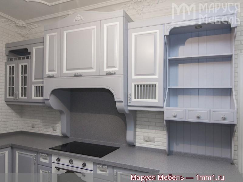 Серо белая кухня: Портал кухни, шкафы с декором
