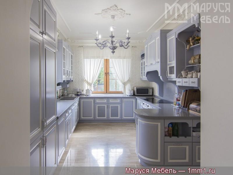 Серо белая кухня: Дизайн кухни с окном