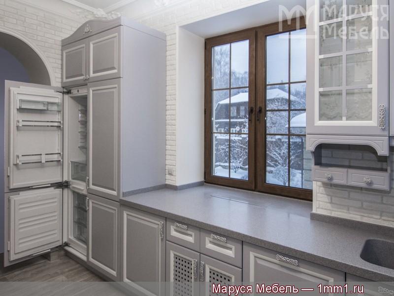 Серо белая кухня: Шкафы под холодильники