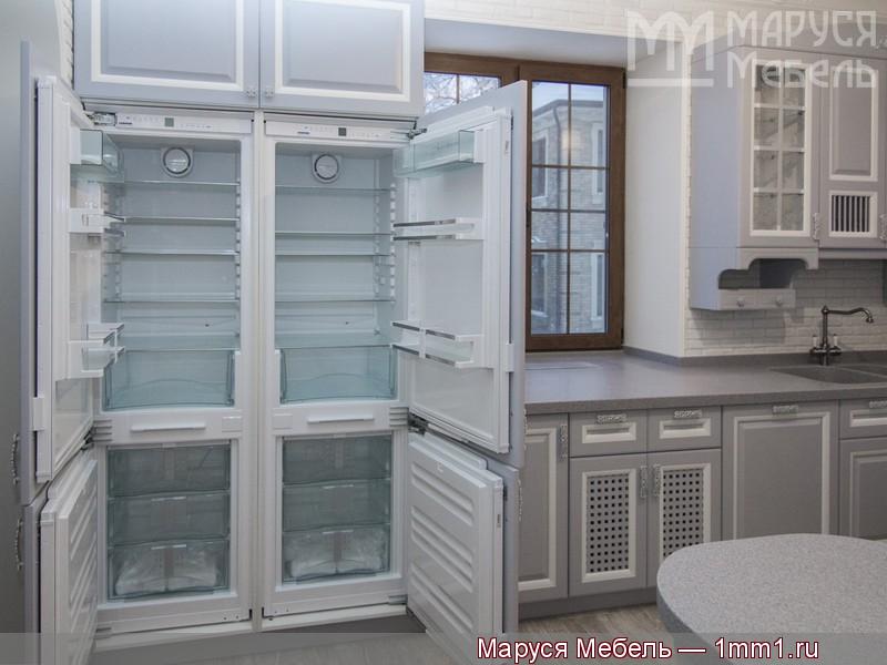 Серо белая кухня: Открытые холодильники