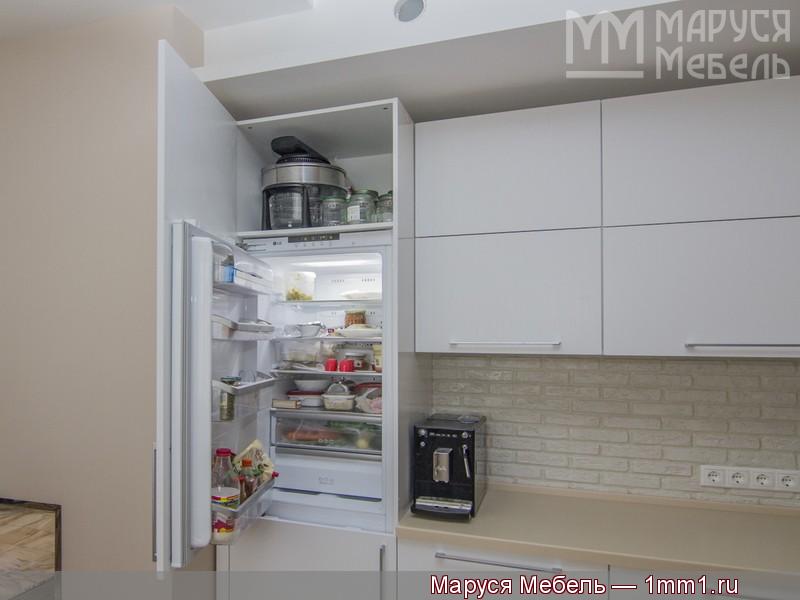 Кухня белый шпон: Встроенный холодильник