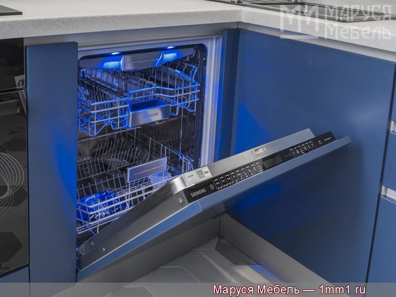 Тёмно синяя кухня: Посудомоечная машина рядом с мойкой