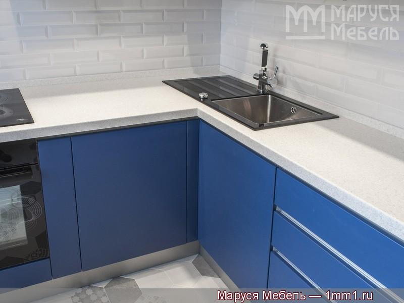 Тёмно синяя кухня: Стол с нержавеющей мойкой