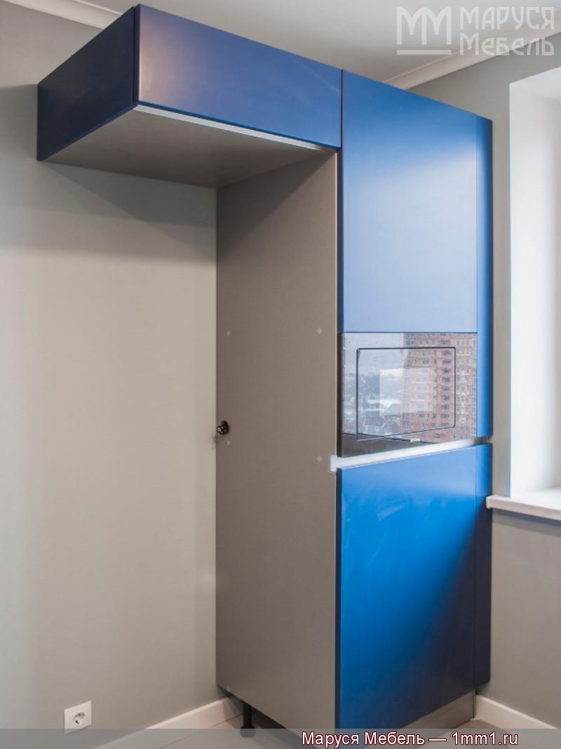 Тёмно синяя кухня: Шкаф-пенал с нишей под микроволновую печь