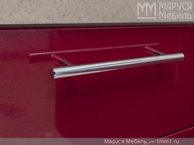 Бежево красная кухня: Мебельная ручка на красном