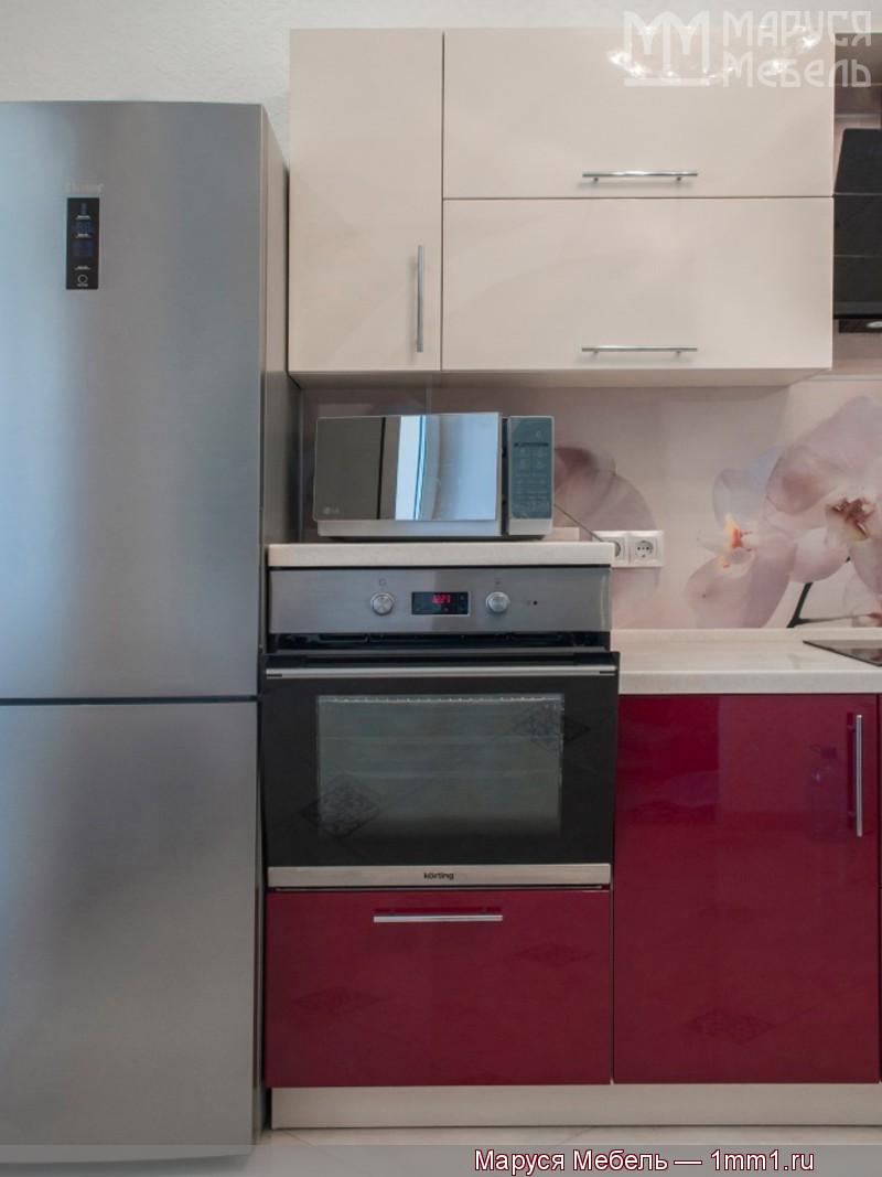 Бежево красная кухня: Микроволновая печь над духовым шкафом
