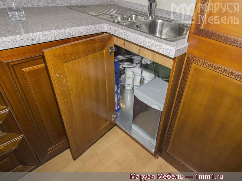 Современная деревянная кухня: Вместительный стол под мойку