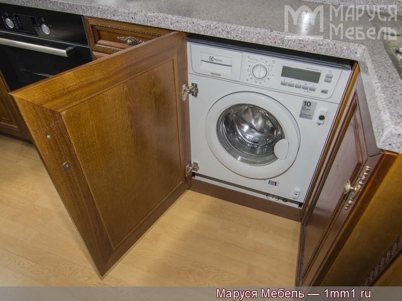 Современная деревянная кухня: Встроенная стиральная машина на кухне