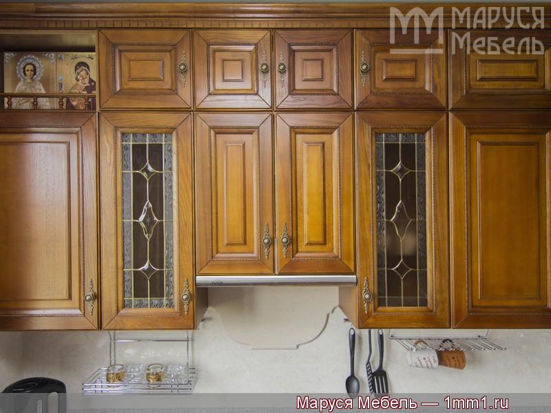 Современная деревянная кухня: Вытяжной шкаф для кухни, витражи по бокам