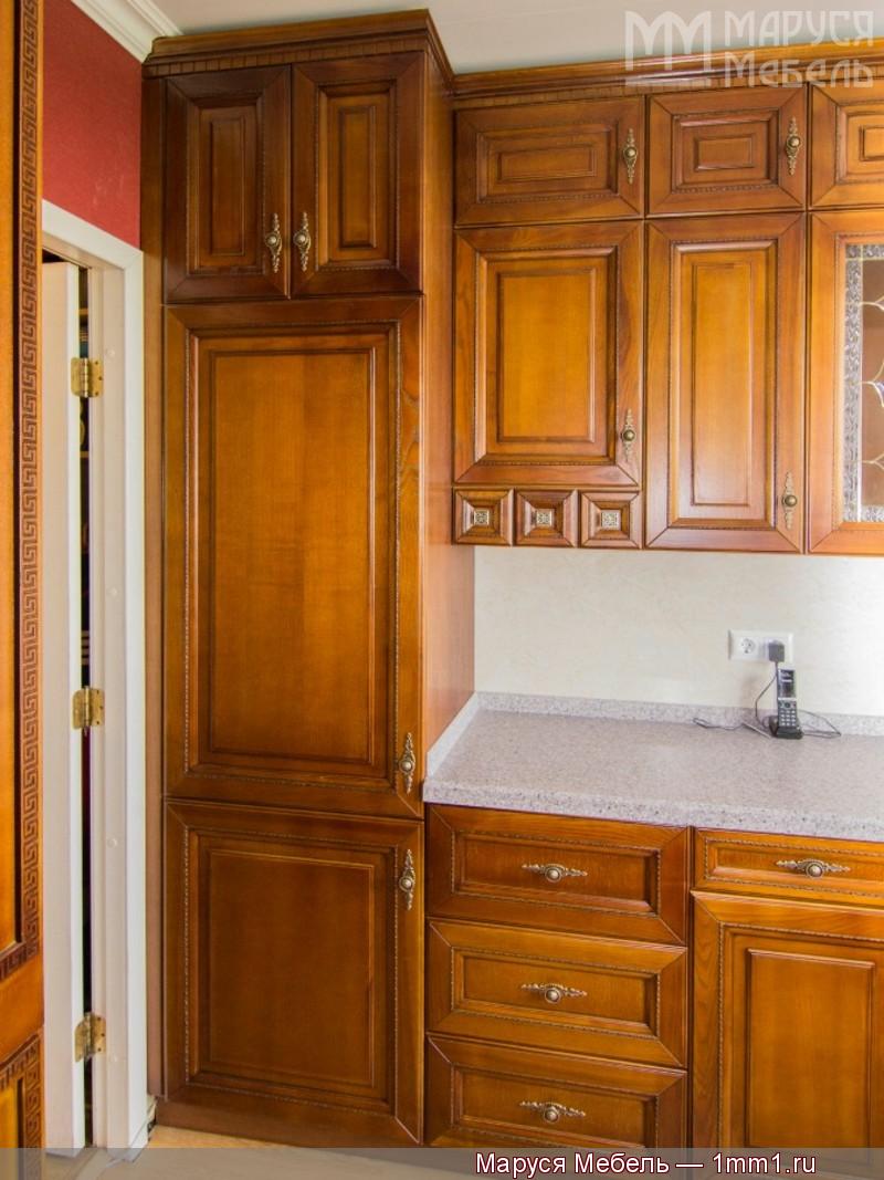 Современная деревянная кухня: Пенал для встроенного холодильника 60 см