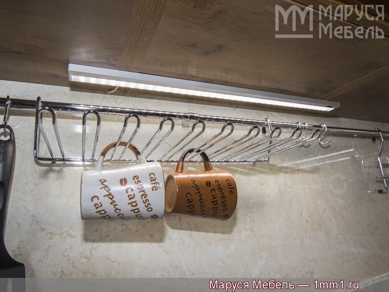 Современная деревянная кухня: Подсветка под кухонным шкафом