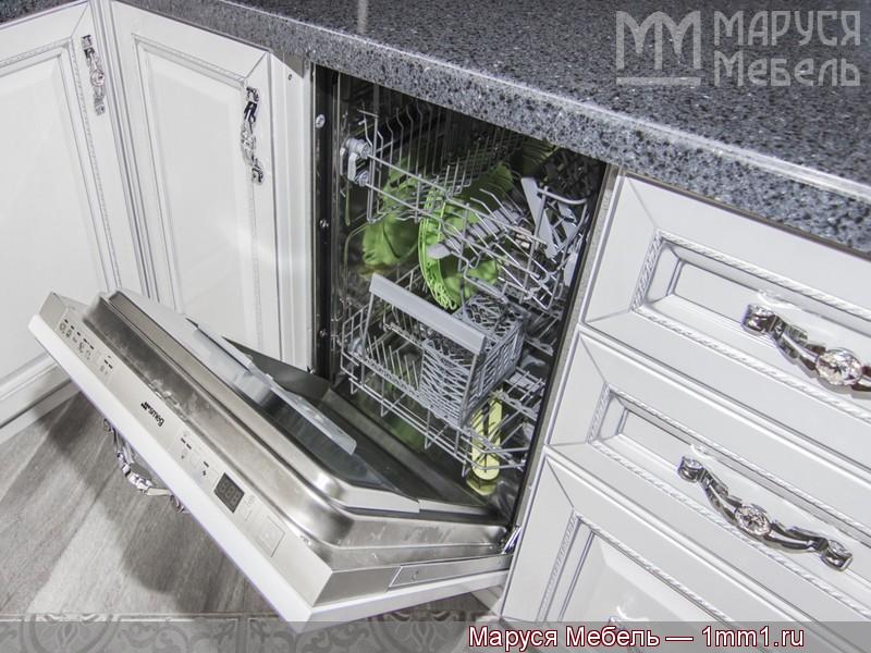 Резная белая кухня: Встроенная посудомоечная машина Smeg