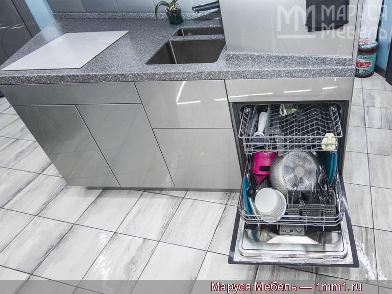 Кухня цвета металлик: Посудомоечная машина внутри