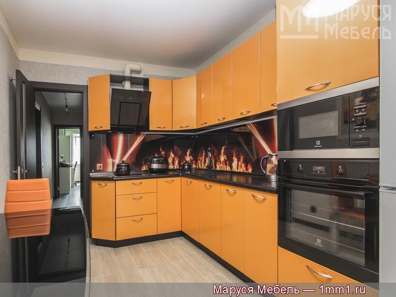 Чёрно оранжевая кухня: Кухня с чёрной техникой