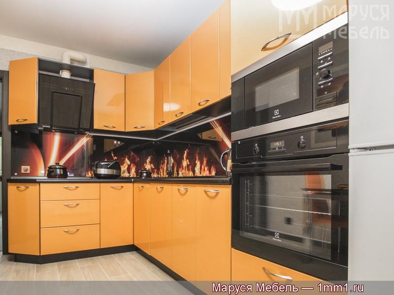 Чёрно оранжевая кухня: Диодная лента на кухне