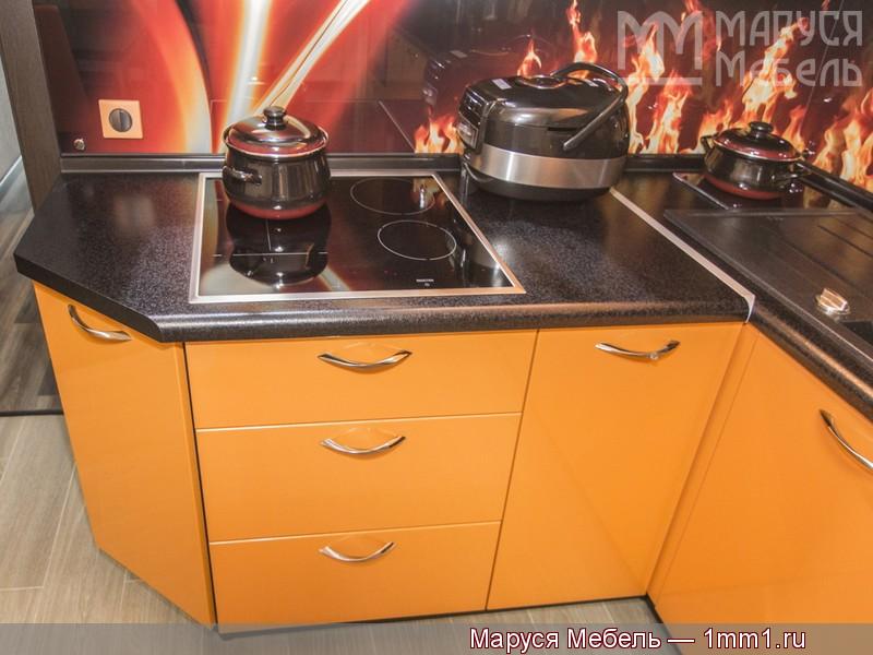 Чёрно оранжевая кухня: Чёрная панель на чёрной столешнице