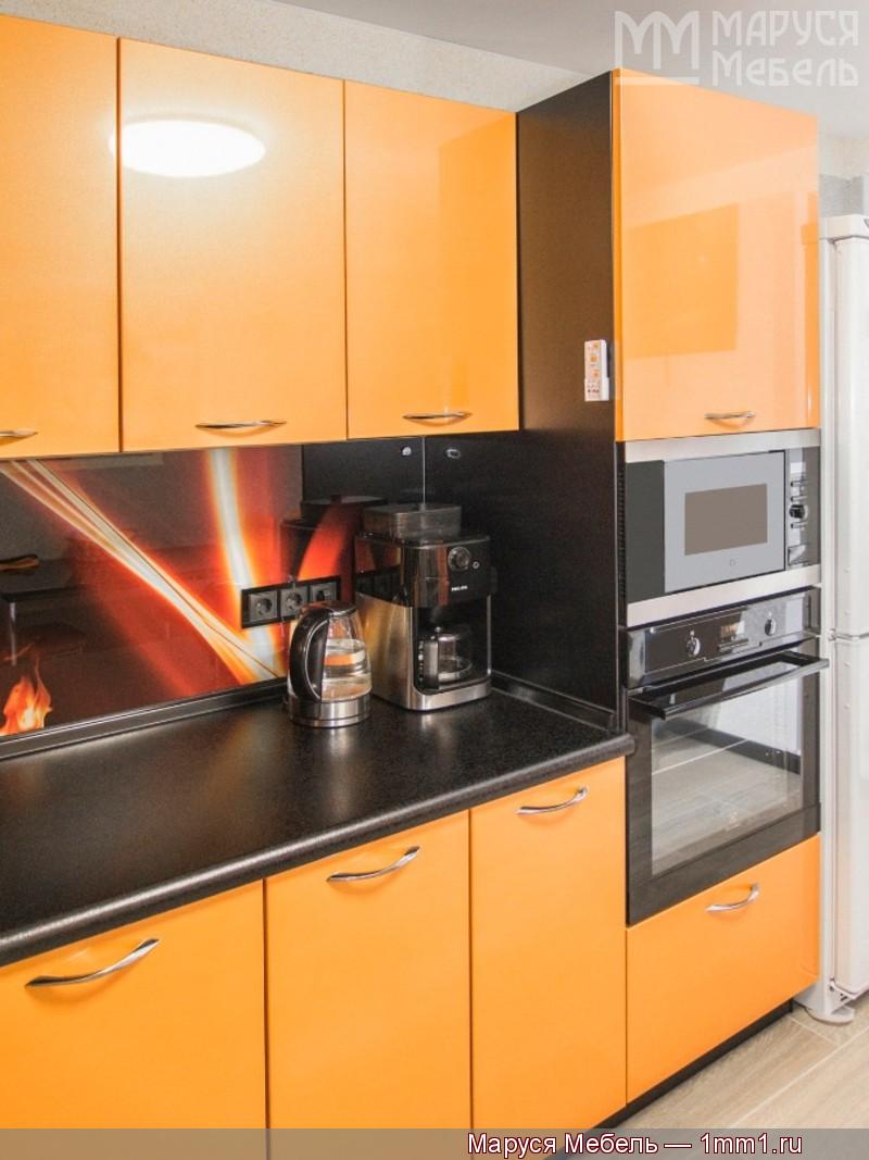 Чёрно оранжевая кухня: Кухня с чёрными духовкой и СВЧ