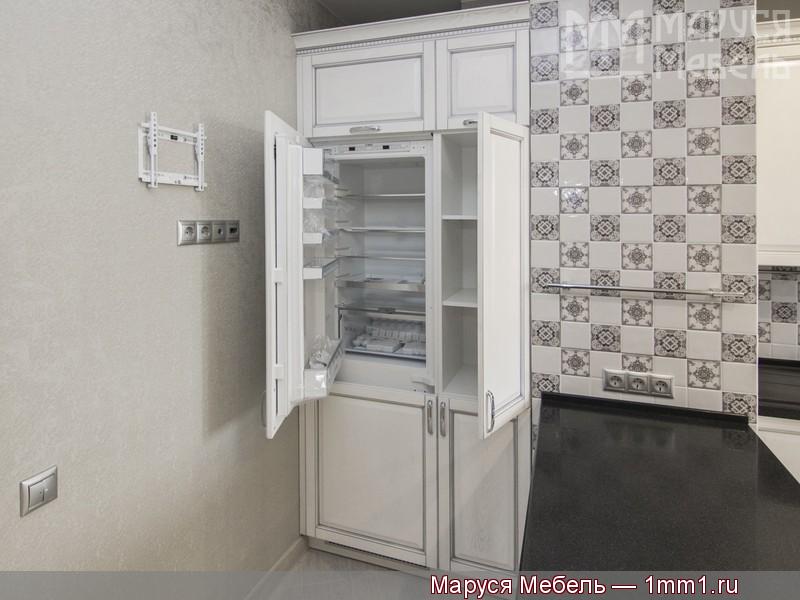Белая кухня с черной столешницей: Встроенный большой холодильник